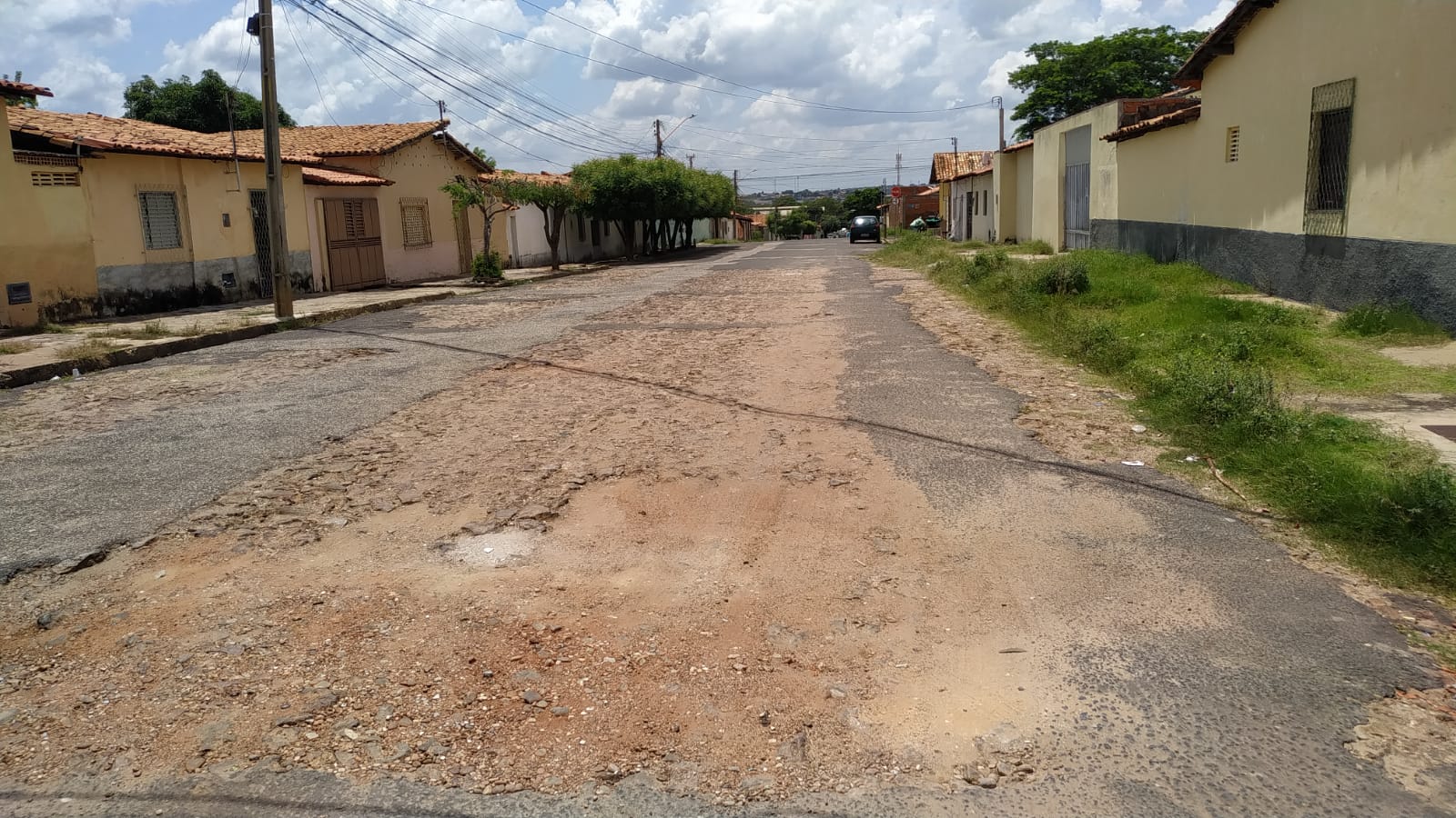 Rua esburacada em Teresina