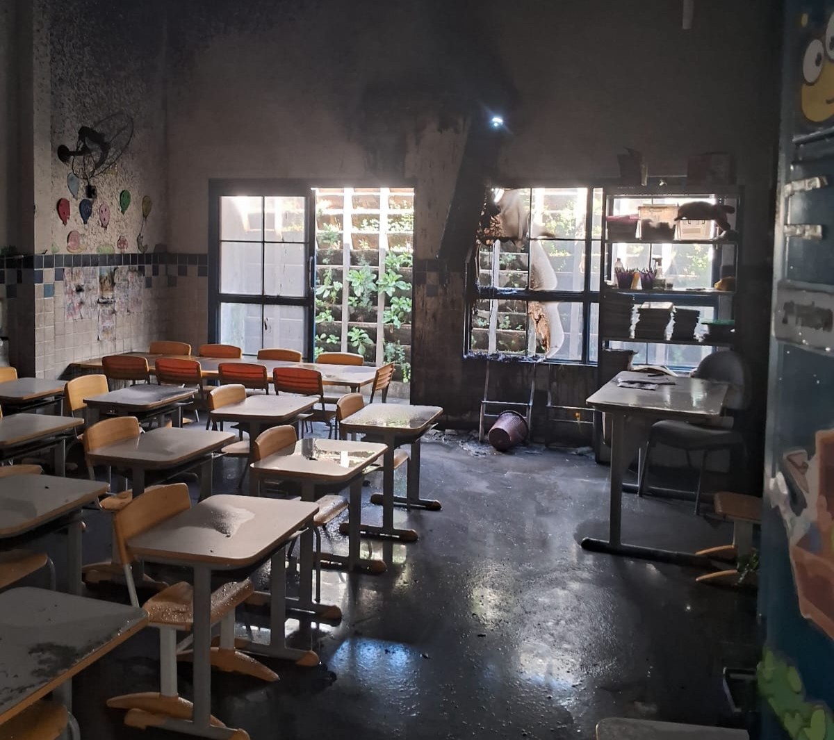 Sala de escola municipal após incêndio