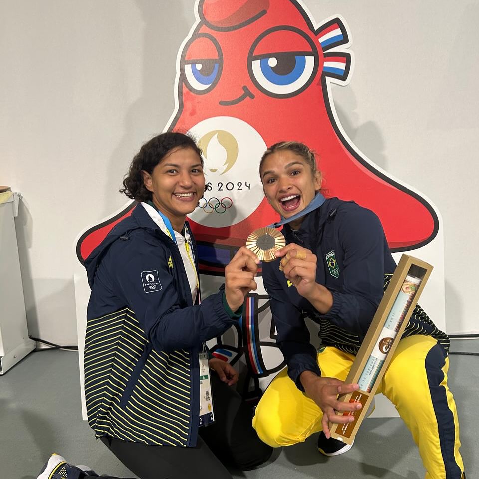 Sarah Menezes comemora medalha de bronze de Larissa Pimenta nas Olimpíadas