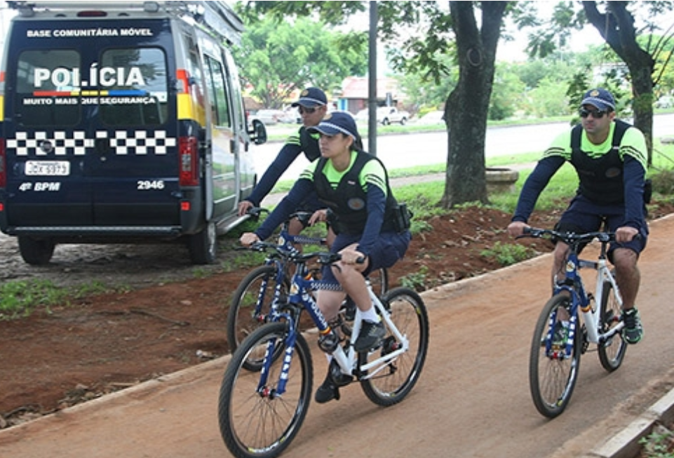 Policiais da cidade do Guiará e de Brasília, no DF, usam bicicletas para trabalhar em parques e ruas com aglomeração