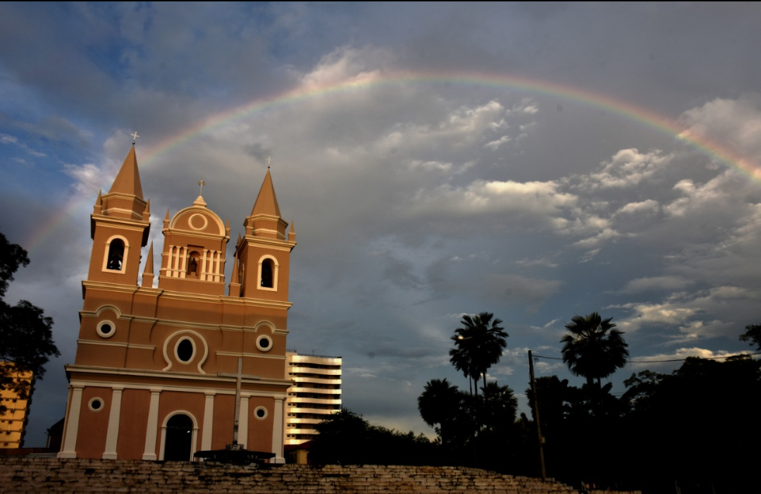 Arco-iris na Igreja São Benedito, que passa por reforma há quase seis anos. Mas ta ficando linda