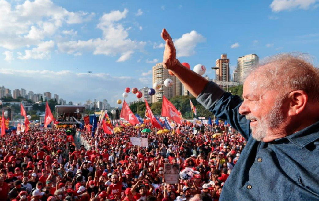 Lula vem reunindo multidões por onde tem passado