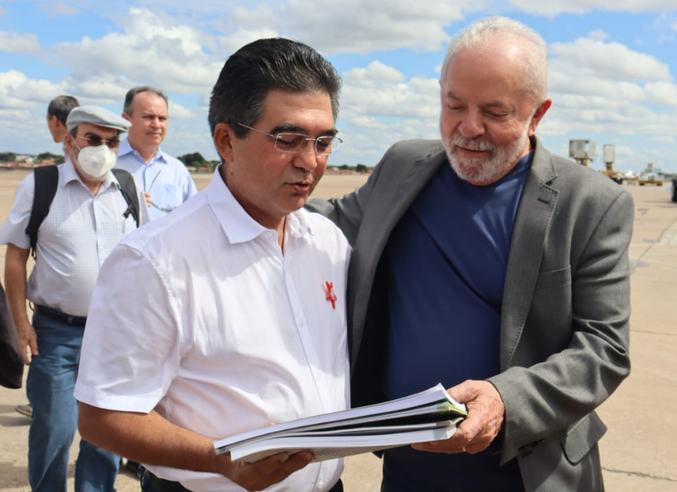 O deputado Limma entregando o documento a Lula