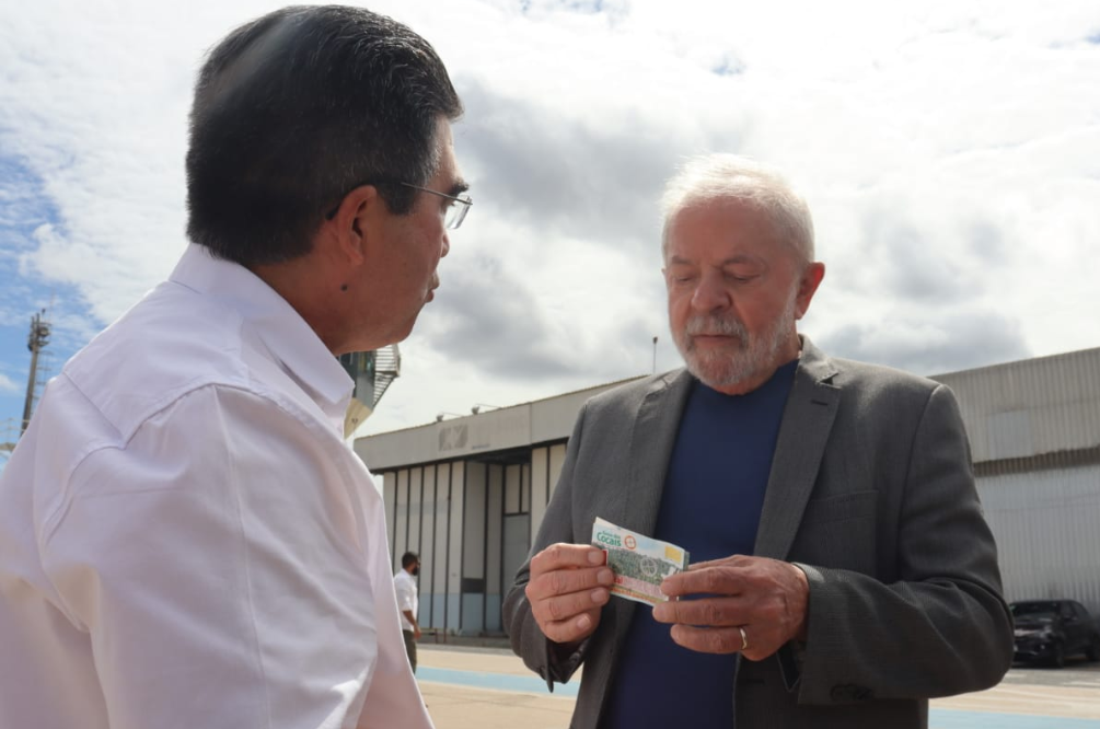 Limma mostra duas cédulas de Cocal ao ex-presidente Lula