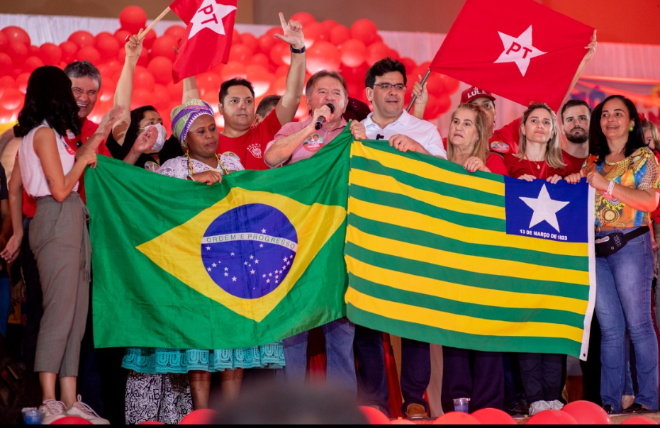 As bandeiras do Brasil e do Piauí foram retomadas pela lideranças petistas