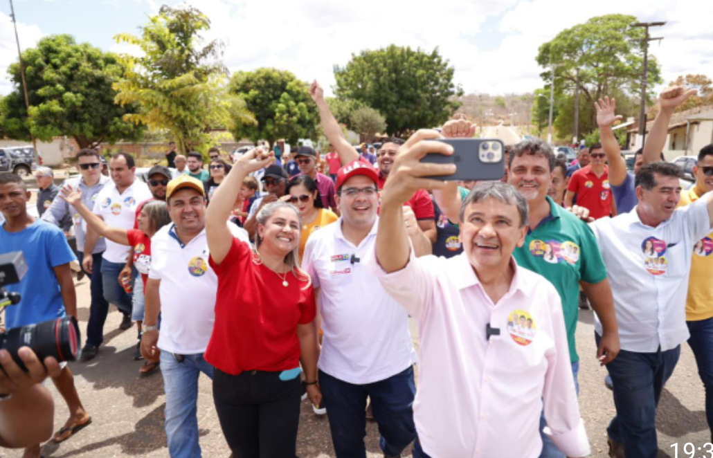 Wellington Dias retrata em self a campanha no sul do Piauí