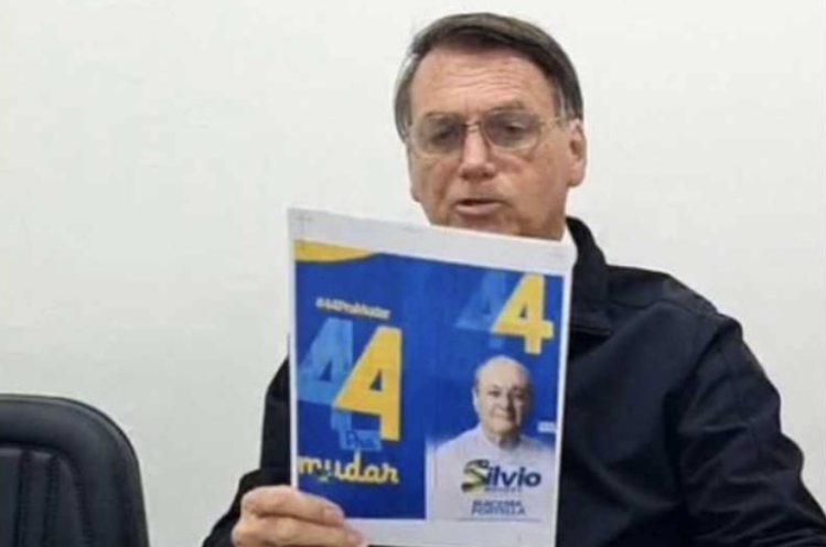 Bolsonaro mostra cartaz de Silvio Mendes em live