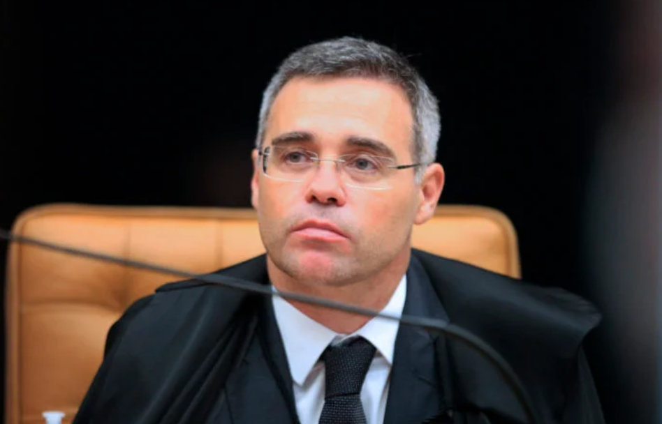 O ministro André Mendoça contrariou os Bolsonaro