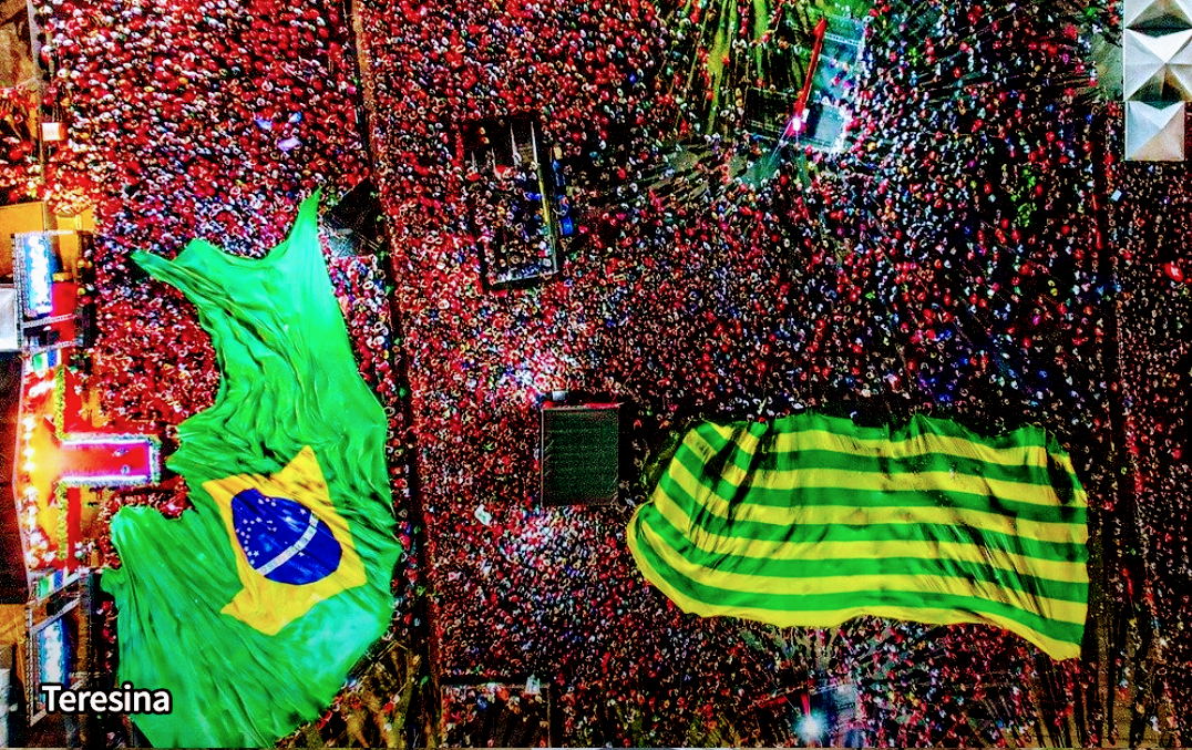 A multidão abriu as duas bandeiras no Piauí