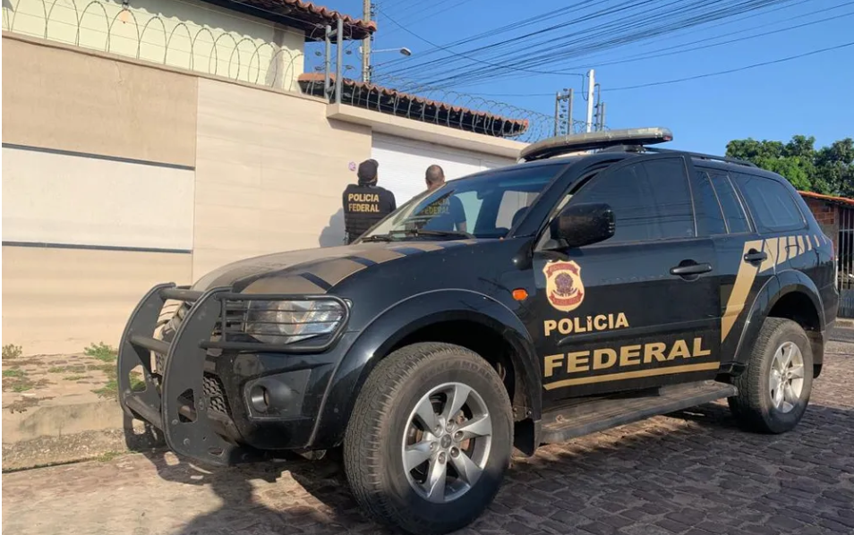 Policiais federais em frente a casa de um dos presos no Maranhão