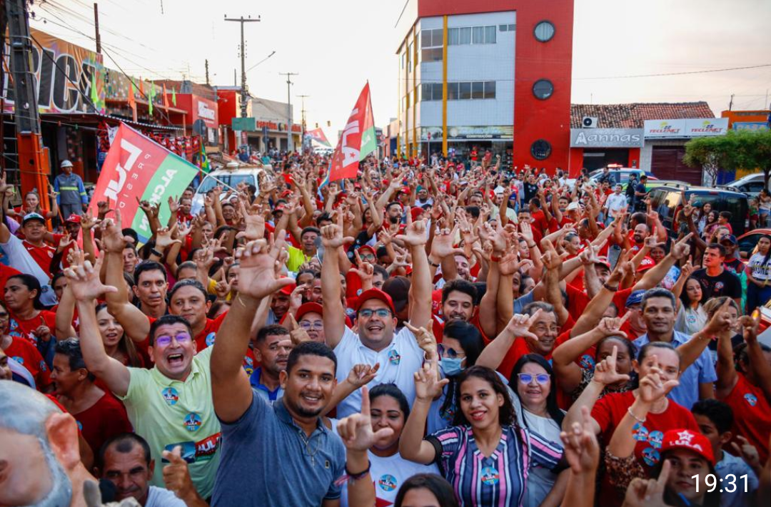 Campanha de apoio a Lula leva multidão às ruas de Água Branca