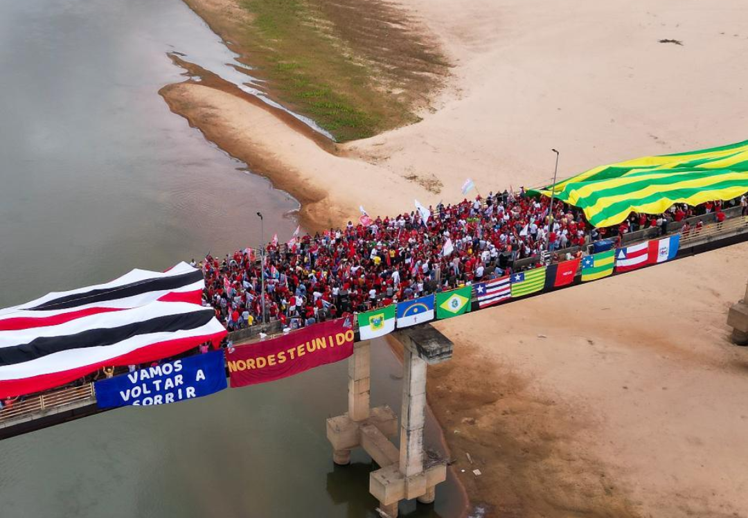 Bandeiras gigantes do Piauí e Maranhão foram estendidas na ponte