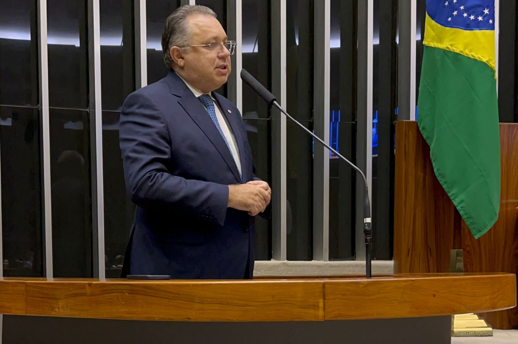 Florentino Neto discursando na Câmara dos Deputado