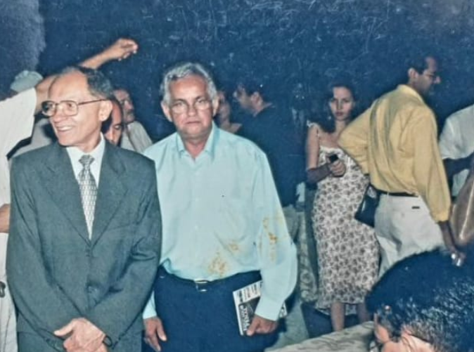 Desembargador João Meneses (de terno) ao lado do professor Antônio Soares