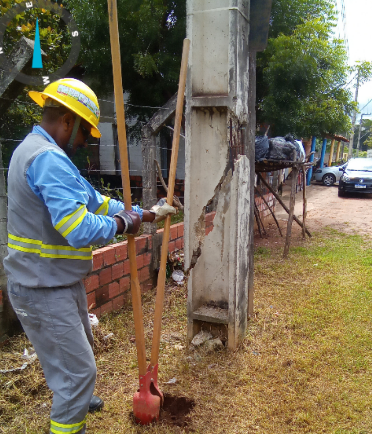 Operário da Equatorial trabalhando na troca do poste