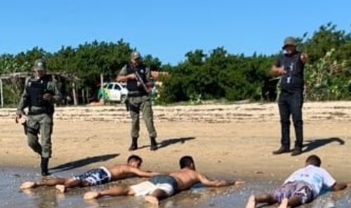 Maurício Pires com colegas prende contrabandistas no Porto da Lama, em Cajueiro da Praia