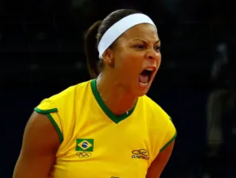 Walewska Oliveira numa partida pela Seleção de Vôlei