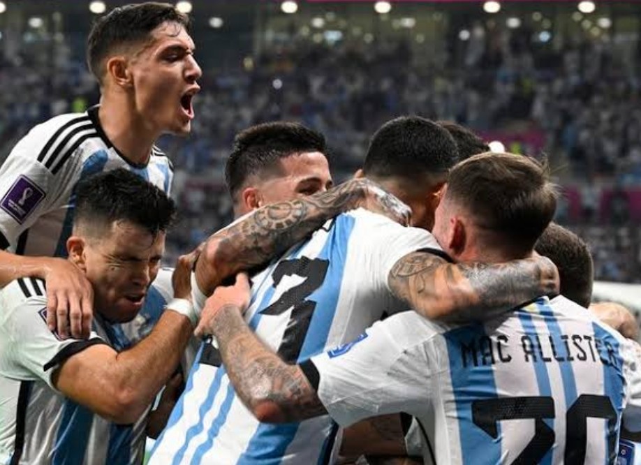 Argentina vence Brasil no Maracanã e fecha 2023 na liderança das