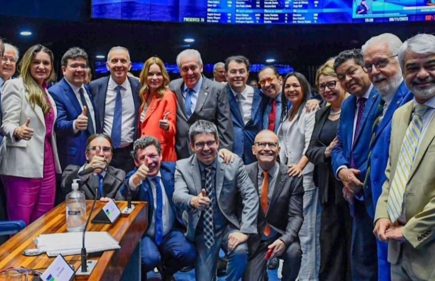 O governador Rafael Fonteles comemorou com deputados e senadores a promulgação da RT