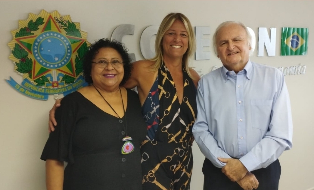 Teresinha com a vice-presidente Flávia Vinhas e o presidente do Cofecon, Paulo Dantas