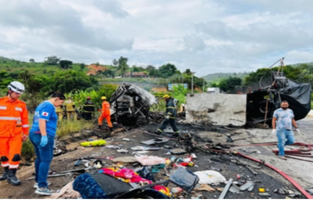 Destroços dos veículos e corpos ficaram espalhados na pista