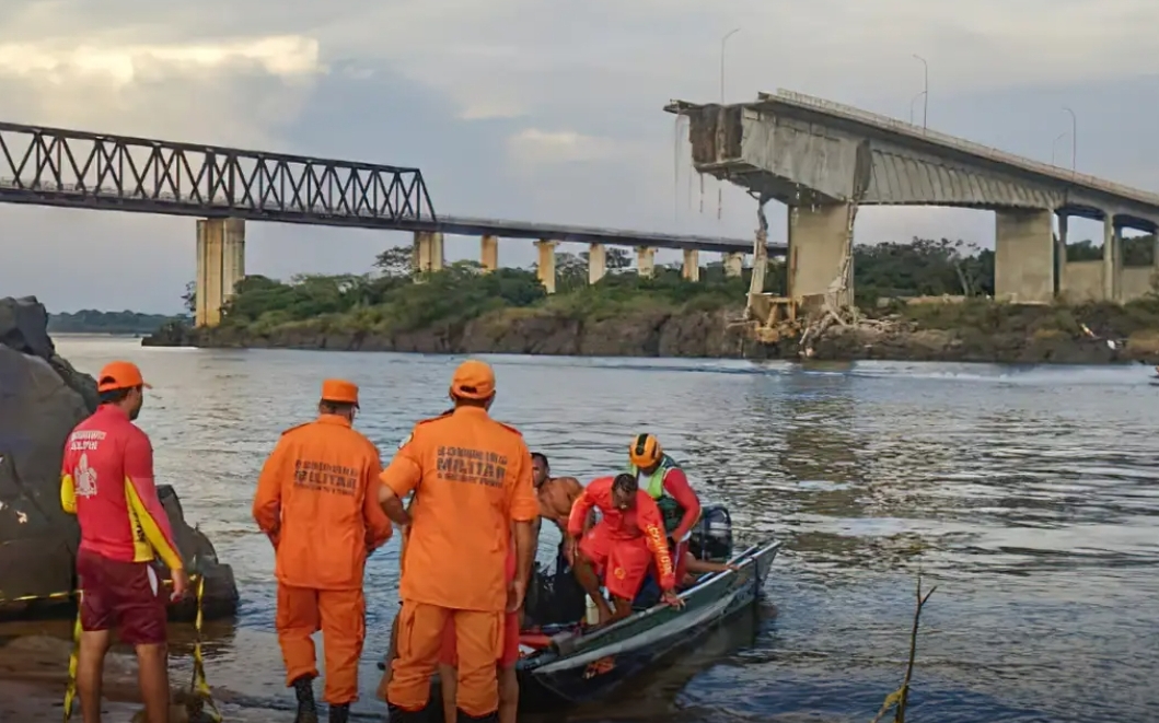 Bombeiros procuram vítimas do desabamento da ponte no Rio Tocantins