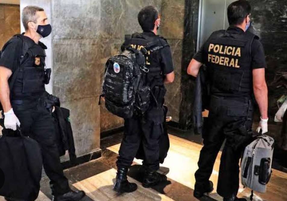 Agentes federais recolhem provas em escritórios de golpistas