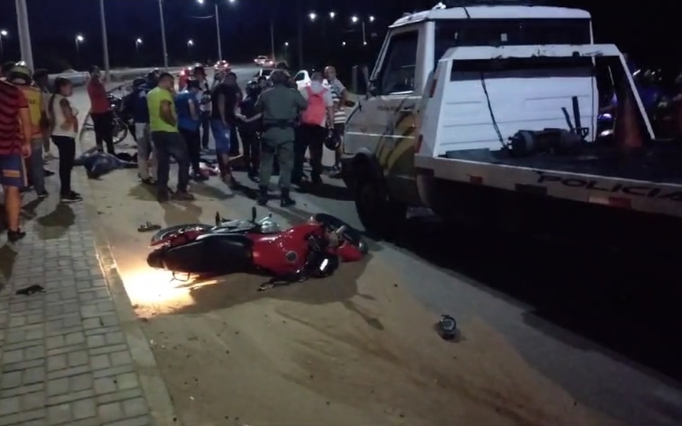 O caminhão atingiu a traseira da motocicleta, arremessando o casal ao chão