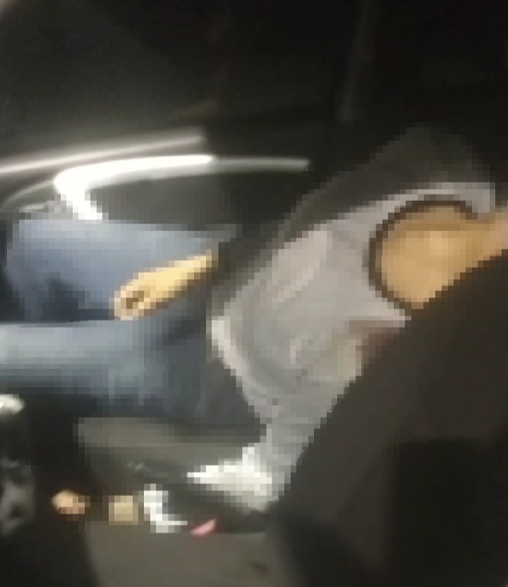 Criminosos abandonam carro com homem morto em posto de gasolina