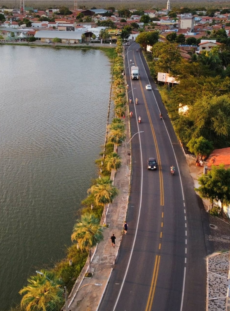 Essa via de acesso passa pelo Centro da cidade.