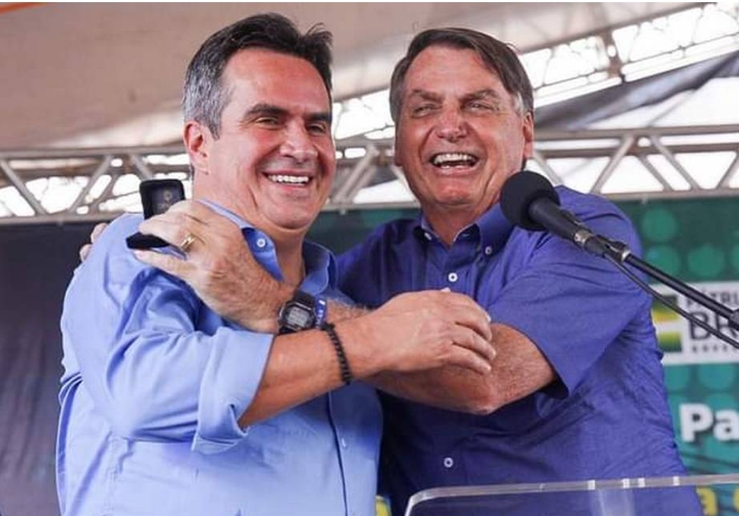 Ciro Nogueira e Jair Bolsonaro de braços dados