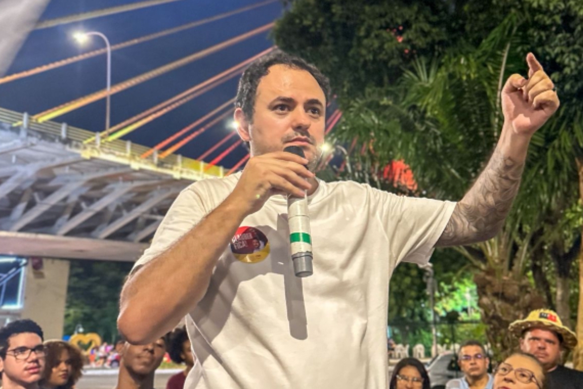 Glauber Braga durante ato público em Teresina