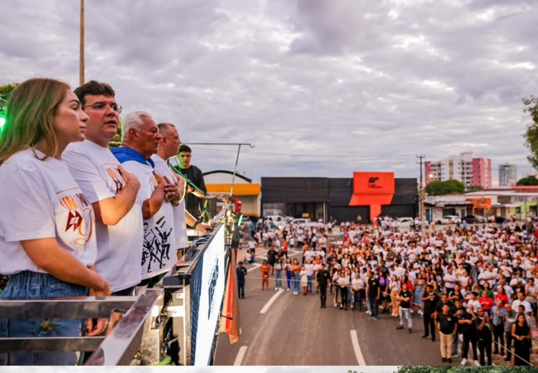 O governador Rafael Fonteles e sua esposa, Izabel Fonteles participaram da marcha