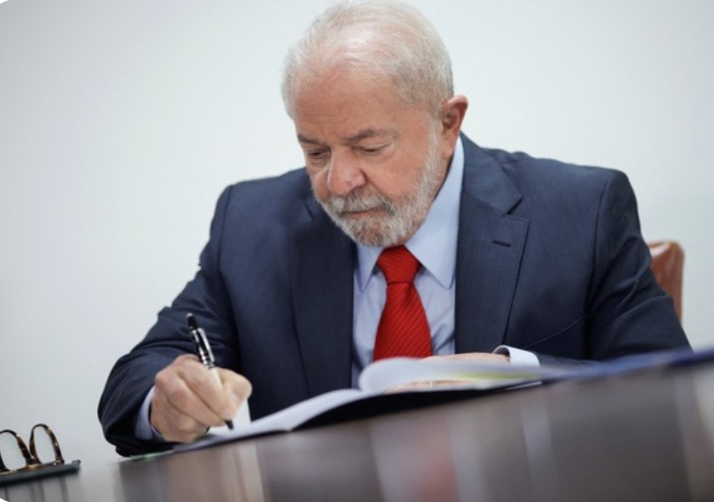 Lula assinando mais um decreto
