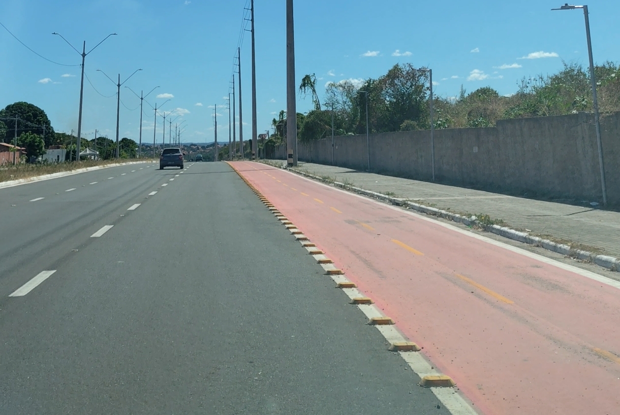 Avenida professor Arimatéia Santos, na zona Leste, não tem acostamento