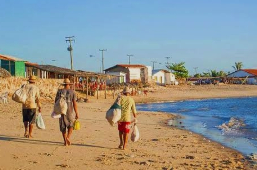 Pescadores da Pedra do Sal aproveitam os dias de grande movimento para ganhar um extra