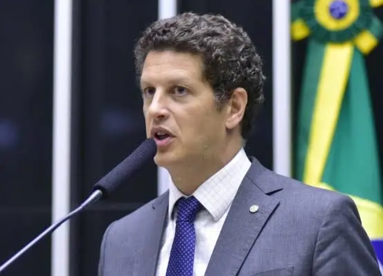 Ricardo Salles é réu por facilitar contrabando de madeira