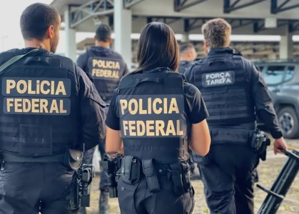 Policiais federais em operação contra fraudes no INSS