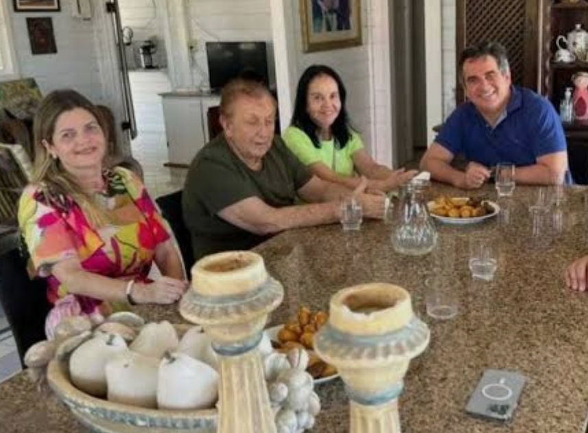A Família Mão Santa num café da manhã em casa com Ciro Nogueira