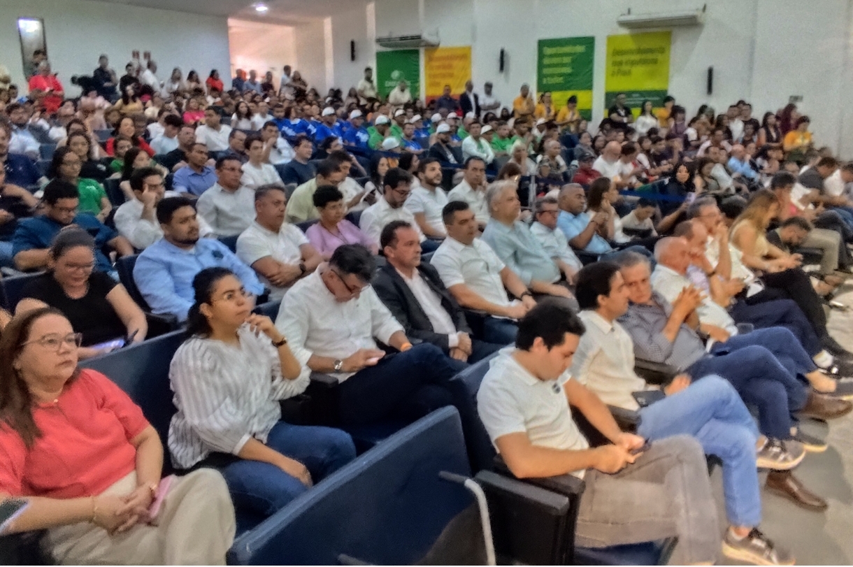 Autoridades e lideranças comunitárias na platéia de encerramento do Diálogo pelo Piauí em Parnaíba