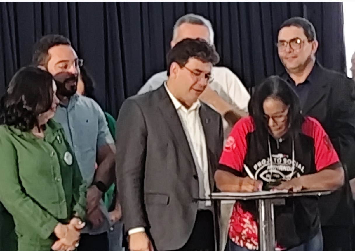 Rafael Fonteles na assinatura dos termos das propostas de Parnaíba