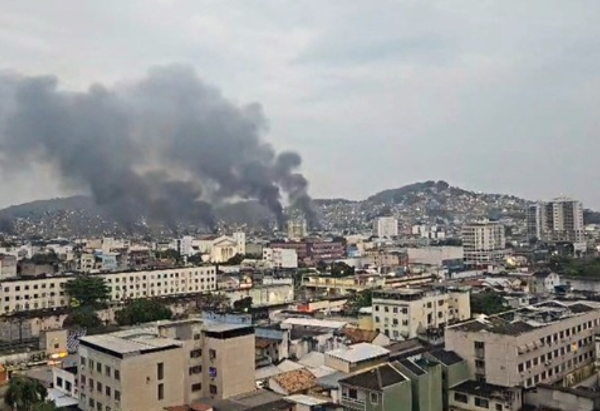 Fumaça das barricadas no Complexo do Alemão, no Rio de Janeiro