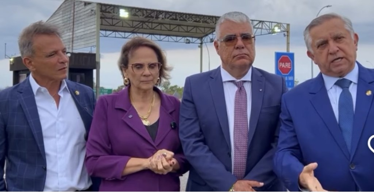 Senadores bolsonaristas em frente à Papupa, em Brasília