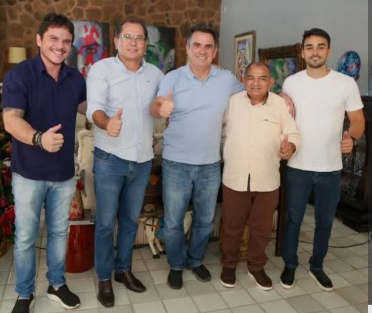 Vereadores da base do governo Rafael Fonteles de braços dados com Ciro Nogueira