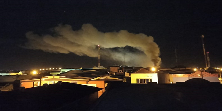 Loja fica destruída em incêndio