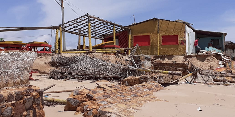 Ressada do mar destrói barracas na Praia Pedra do Sal