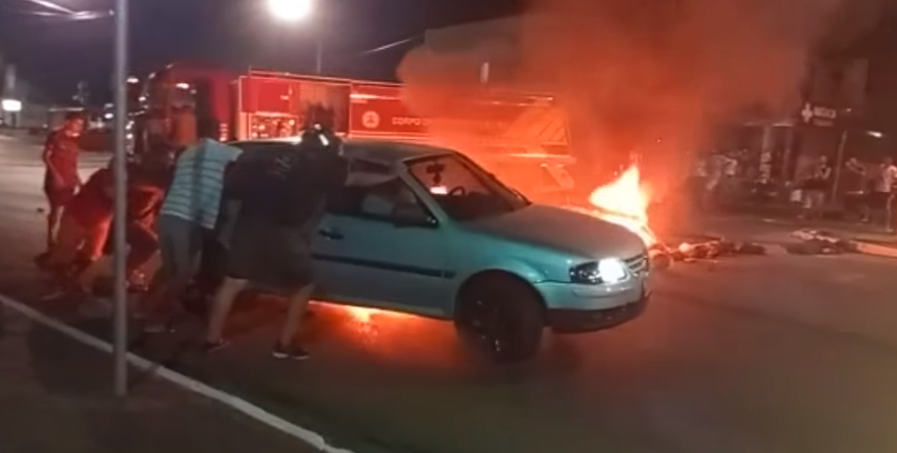 Motorista tenta furar bloqueio em protesto e quase tem carro consumido pelo fogo