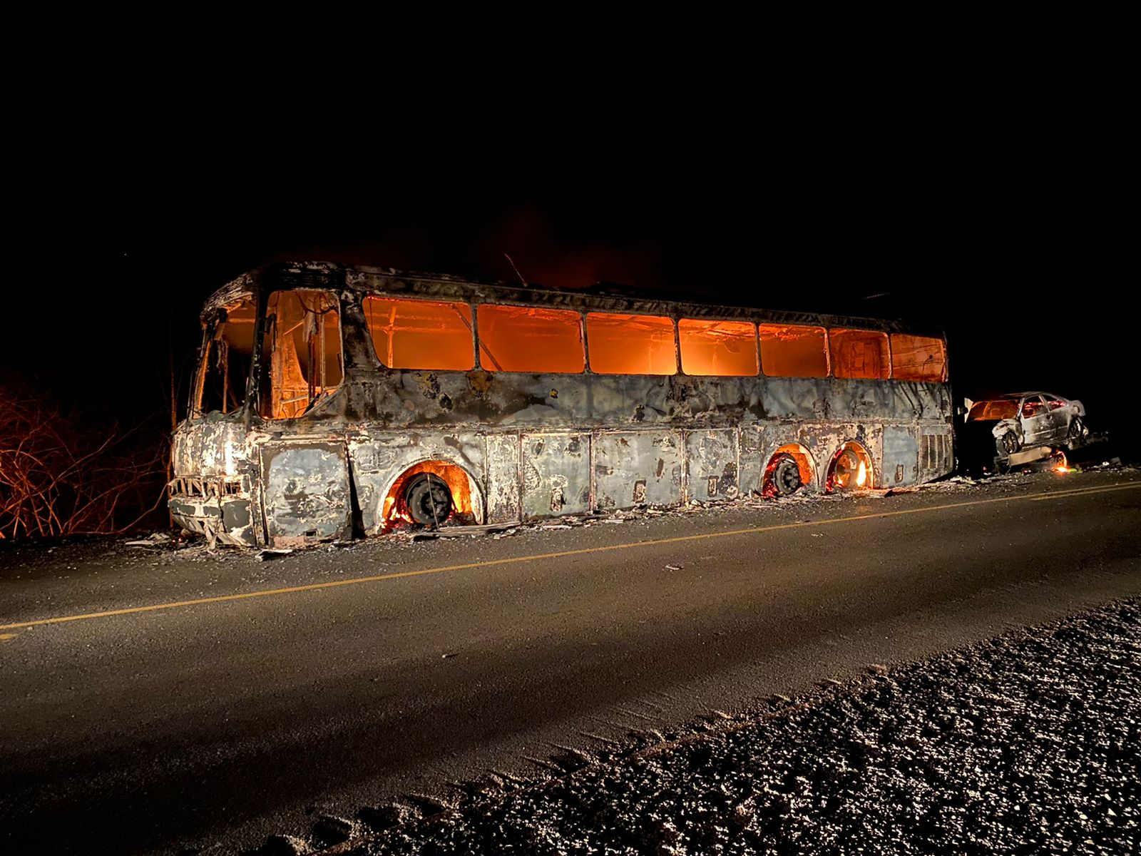 Ônibus e carro pegam fogo em Ipiranga do Piauí