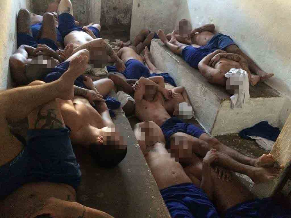 Vaza foto que mostra detentos aglomerados em cela de presídio no Piauí