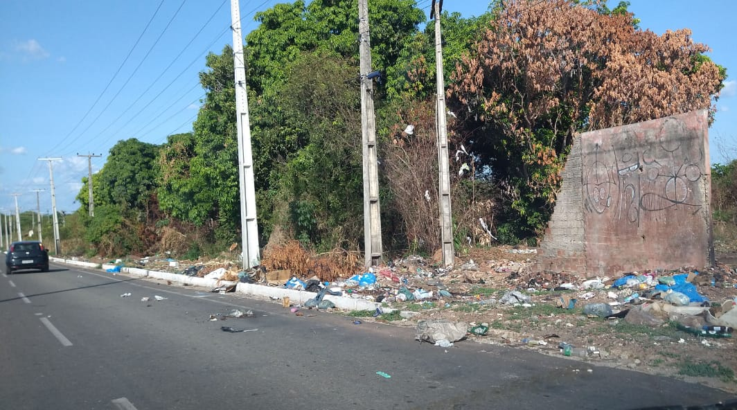 Lixo toma conta da avenida Nicanor Barreto